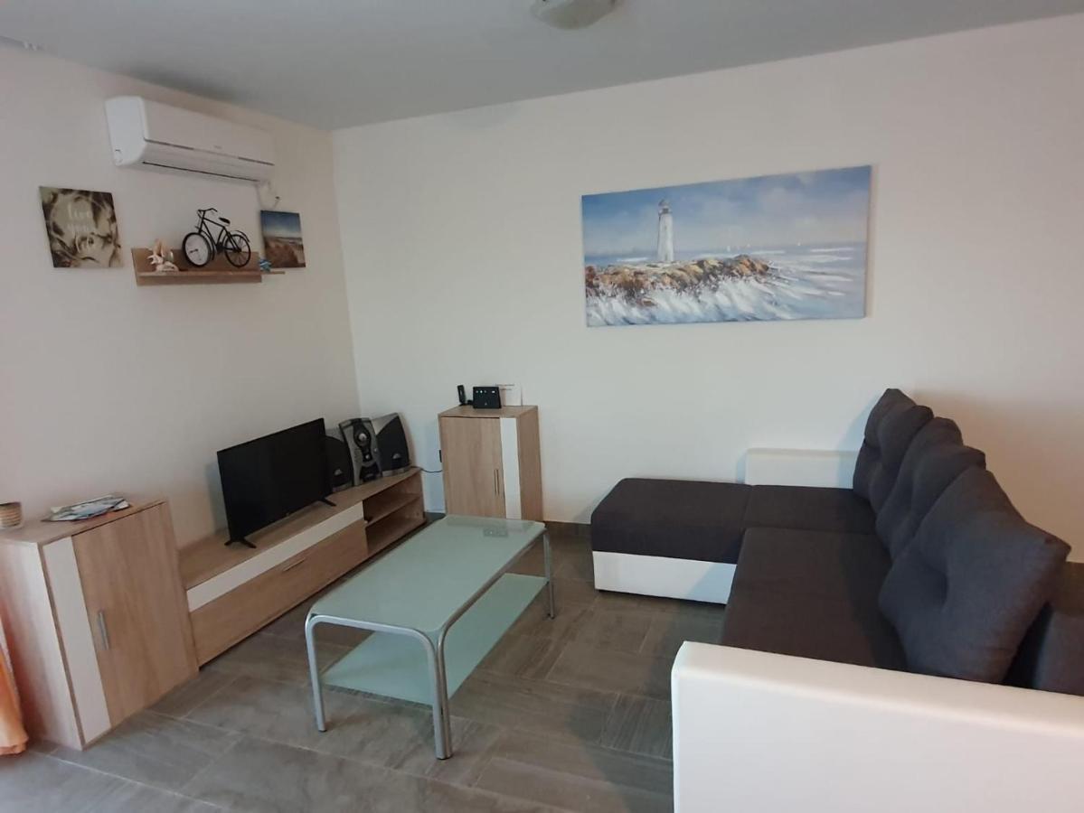 Lucija Apartman Maslenica